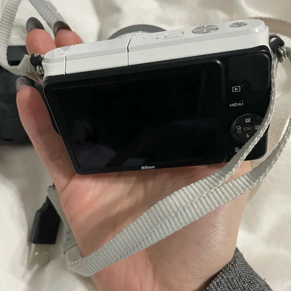 Nikon 1 S1 10.1MP Digital Camera - White (Kit w/ 11-27.5mm Lens) Pre-Owned
